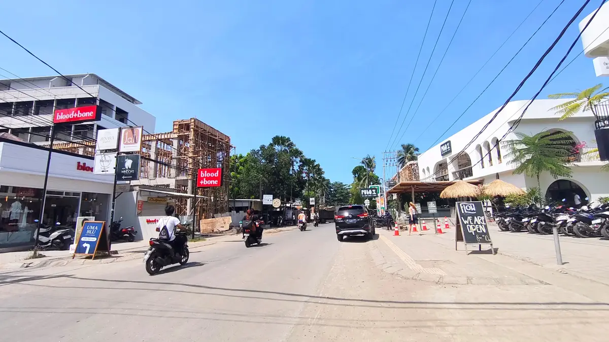 INVESTASI TUMBUH: Sejumlah bangunan kafe dan restoran kian tumbuh di kawasan wisata Kuta, Pujut, Loteng, belum lama ini. (Dewi/Lombok Post) 
