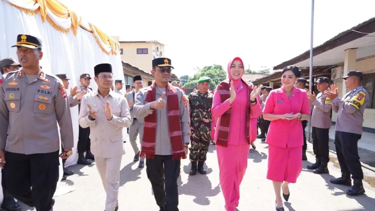 Kapolda NTB Irjen Pol. Kalingga Rendra Raharja (tengah) saat tiba di Mapolres Dompu, Rabu (3/6).