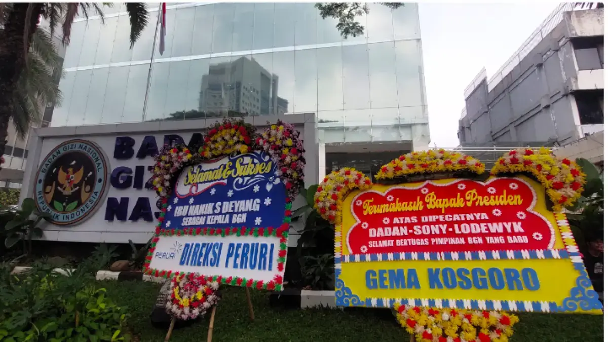 Karangan Bunga Terima Kasih atas Pencopotan Pimpinan BGN menjadi salah satu sindiran. (Jawa Pos)