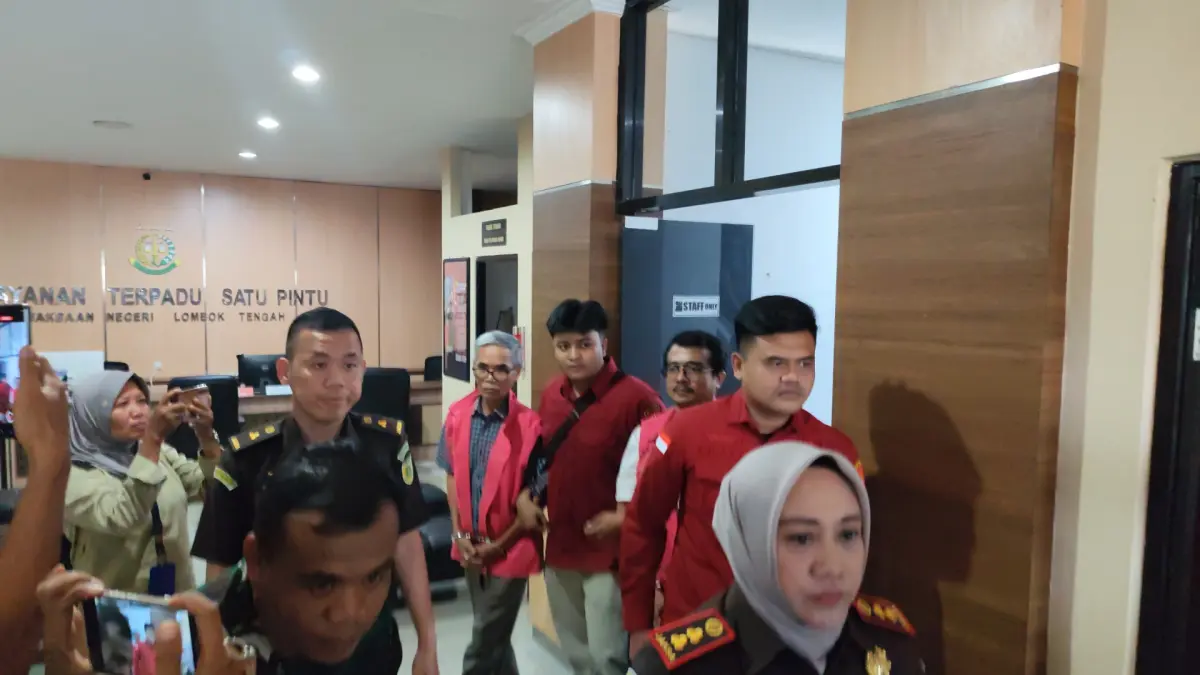 Kejari Loteng menetapkan empat orang tersangka dalam proyek pengadaan belanja modal berupa dump truck dan arm roll senilai Rp 5,1 miliar di DLH Loteng tahun 2021, Rabu (3/6). (Dewi/Lombok Post) 