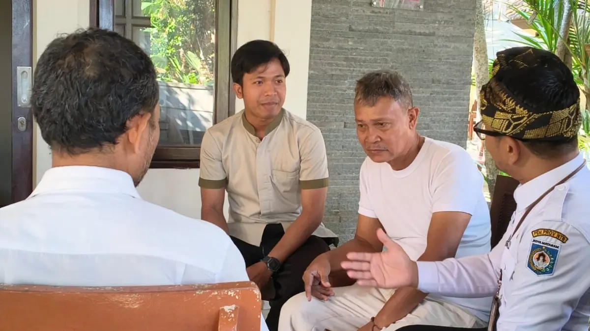 Kepala Dinas Pariwisata Kota Mataram Cahya Samudra (mengenakan sapuq) saat berbincang dengan pengelola hotel yang viral karena promosi vulgar. (DOK. DISPAR)