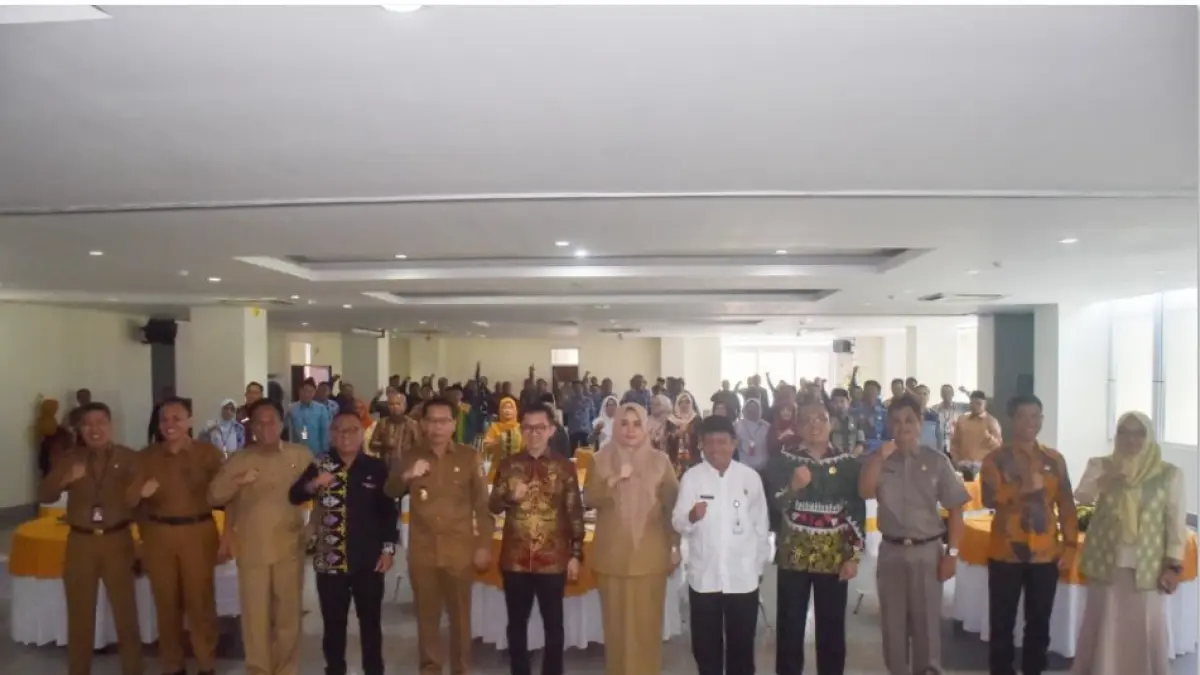 PKN: Wagub NTB Indah Dhamayanti (enam dari kanan) bersama bupati/wali kota dan sejumlah kepala OPD Pemprov NTB dan kabupaten/kota saat membuka PKN Tingkat II Angkatan XIII Tahun 2026 di Aula Badan Pengembangan Sumber Daya Manusia (BPSDM) Provinsi NTB, Selasa (2/6). (DISKOMINFOTIK NTB/LOMBOK POST)