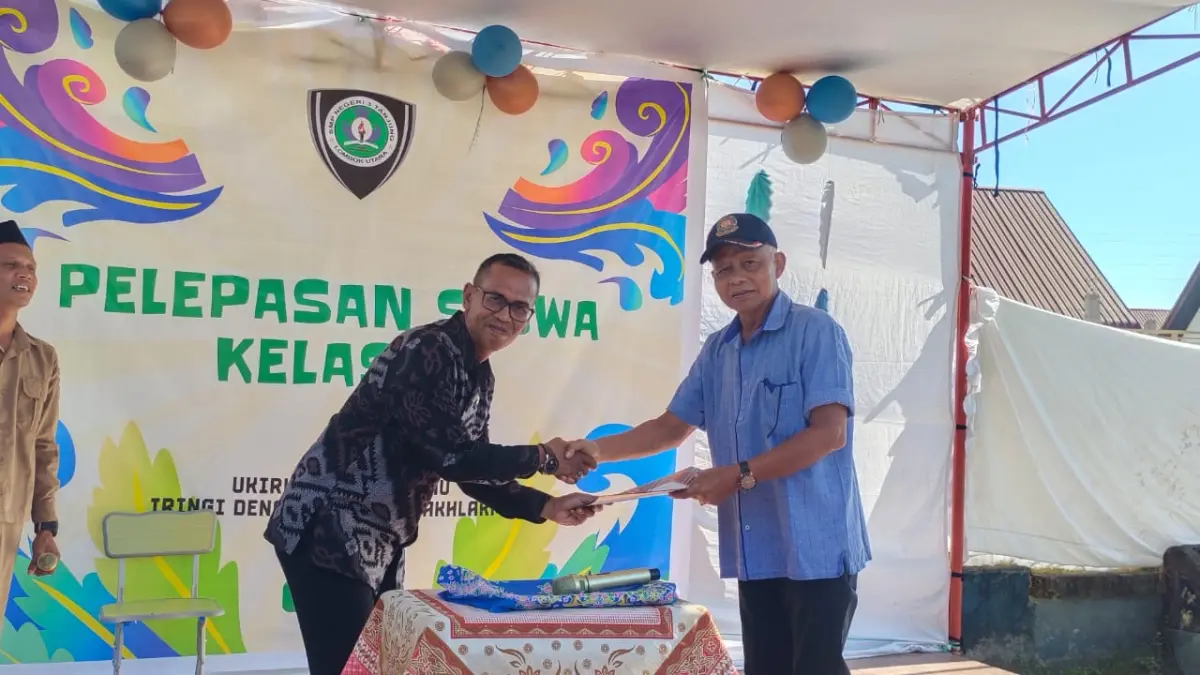 LEPAS SISWA: Kepala SMPN 3 Tanjung Bulqaini (kiri) menyerahkan siswa kepada Ketua Komite.