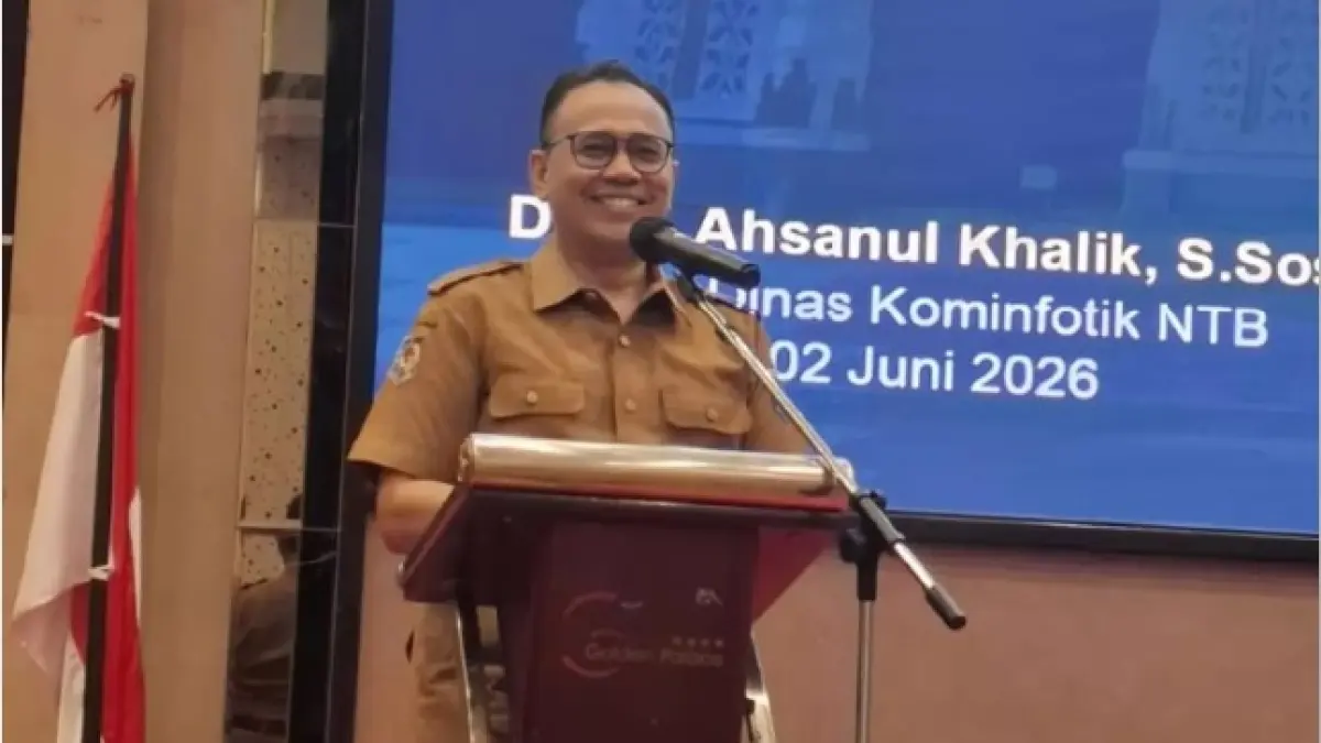 LOKAKARYA: Kepala Dinas Kominfotik NTB Ahsanul Khalik saat kegiatan Lokakarya Persiapan Teknis Integrasi Data pada Portal NTB Satu Data dengan Portal PELITA Kemendagri yang digelar di Mataram, Selasa (2/6). (DISKOMINFOTIK NTB/LOMBOK POST)