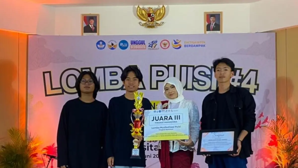 Mahasiswa UMMAT yang meraih juara lomba puisi.