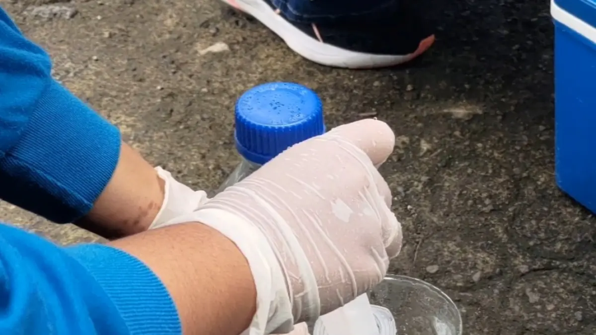 MASIH AMAN: Tim Balai Laboratorium Kesehatan Pengujian dan Kalibrasi Provinsi NTB melakukan pengujian lanjutan sejumlah sampel air PDAM.