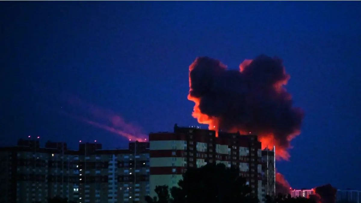 MELEDAK: Asap mengepul selama serangan Rusia di Kyiv, Ukraina, Selasa (2/6). Rusia meluncurkan 73 rudal dan 656 drone. (SERGEI SUPINSKY/AFP)