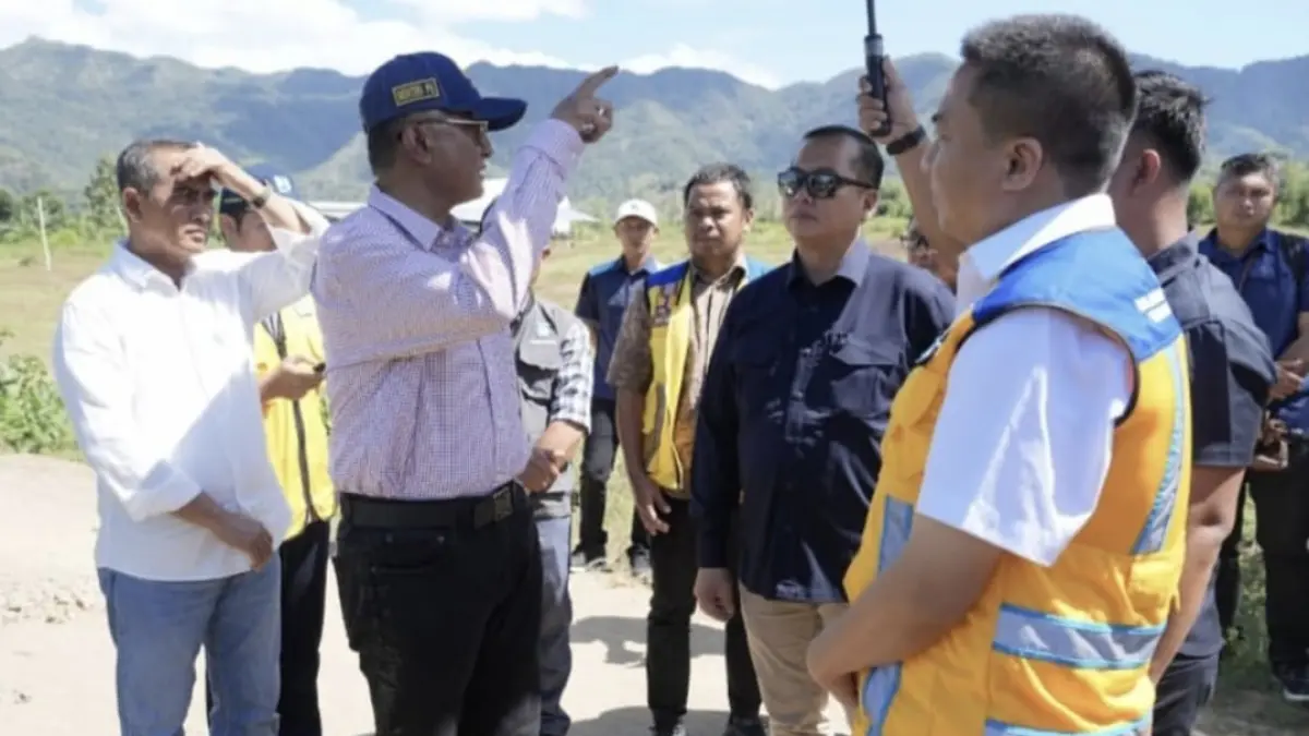 Menteri Pekerjaan Umum (PU) Dody Hanggodo bersama Gubernur NTB Lalu Muhamad Iqbal meninjau lokasi pembangunan Sekolah Rakyat di Desa Pandai, Kecamatan Woha, Kabupaten Bima, Jumat lalu (29/5).