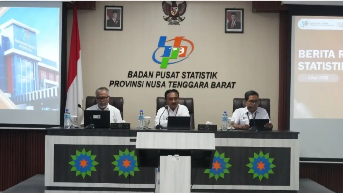 PARIWISATA: Kepala BPS NTB Wahyudin (tengah) saat menyampaikan rilis berita resmi statistik di Aula Tambora BPS NTB, Selasa (2/6). (DISKOMINFOTIK NTB/LOMBOK POST)