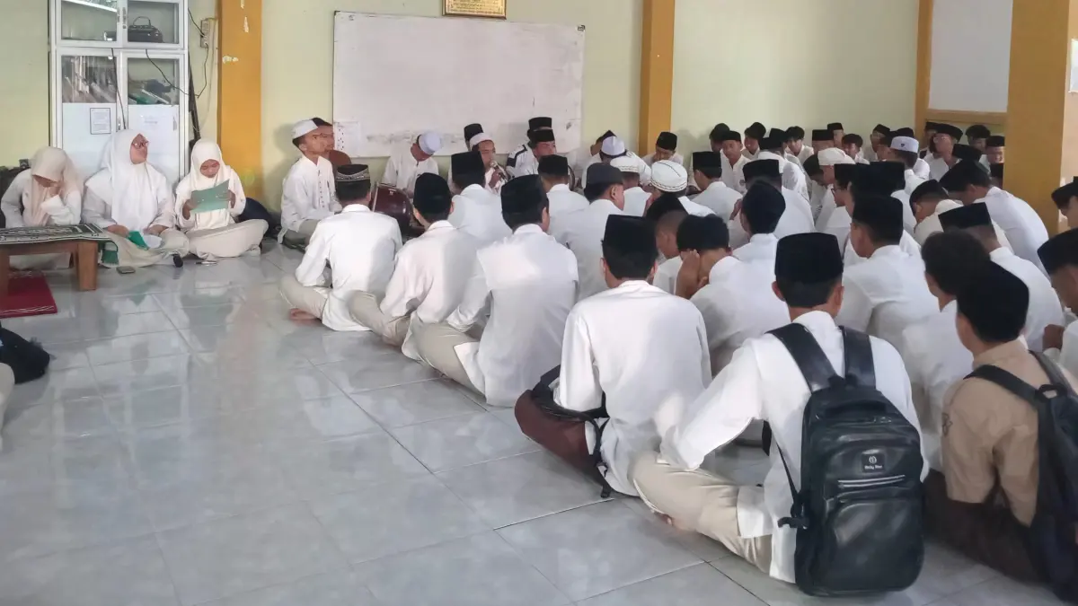 PEMBINAAN KEAGAMAAN: Siswa SMAN 4 Mataram mengikuti pembinaan keagamaan sebelum KBM dimulai, belum lama ini. Sekolah perkuat moderasi beragama lewat wisata religi dan pembinaan spiritual.

