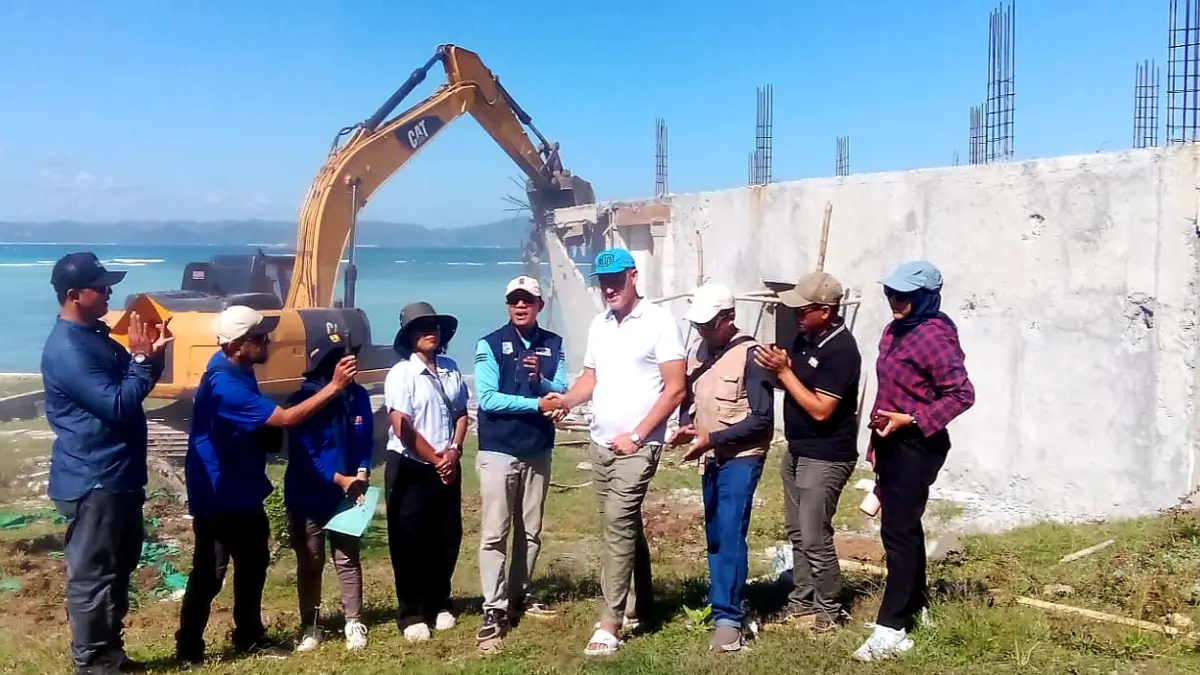 PEMBONGKARAN: Alat berat merobohkan bangunan yang melanggar garis sempadan pantai di kawasan resort Pantai Pengantap, Desa Buwun Mas, Kecamatan Sekotong.