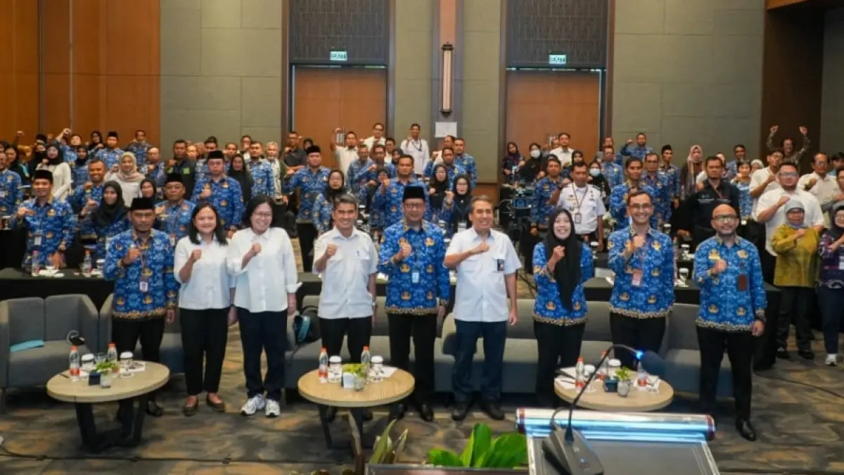 SINERGI PEMANGKU KEPENTINGAN PROYEK SPALD-T: Sekretaris Daerah Kota Mataram Lalu Alwan Basri (baris depan, kelima dari kanan) bersama Direktur Sanitasi Ditjen Cipta Karya Kementerian PU Prasetyo (baris depan, keenam dari kanan) dan para peserta melakukan foto bersama saat pembukaan Workshop dan Pelatihan Gender dan Safeguards di Mataram. (DOK. KOMINFO)