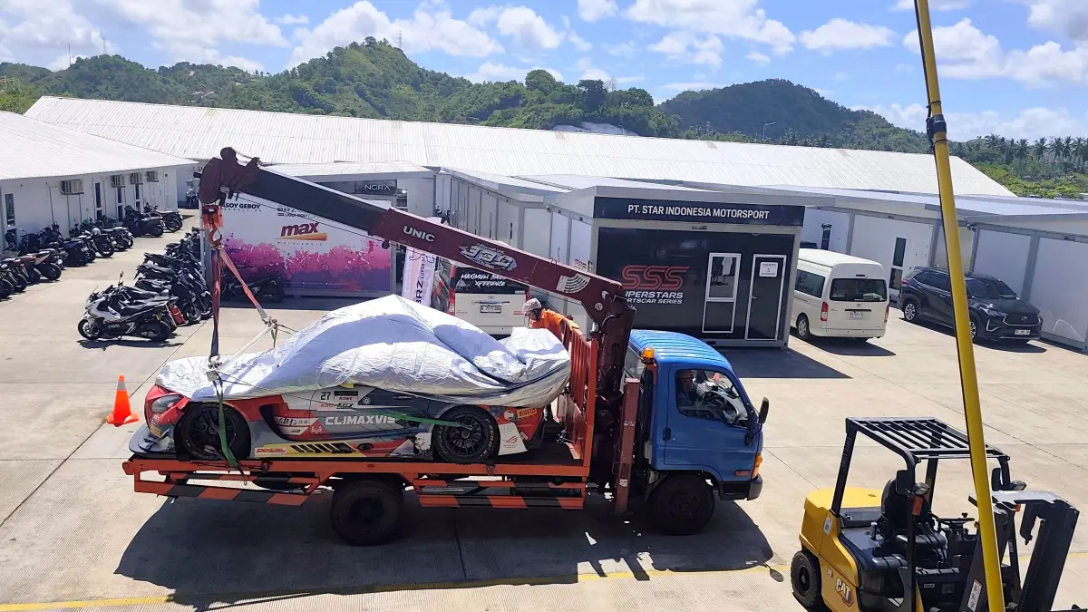 Satu unit mobil balap saat diangkut truk usai balapan dalam ajang GT World Challenge Asia 2026 di Sirkuit Internasional Mandalika, Kuta, Pujut, Loteng, bulan Mei lalu. (Dewi/Lombok Post) 