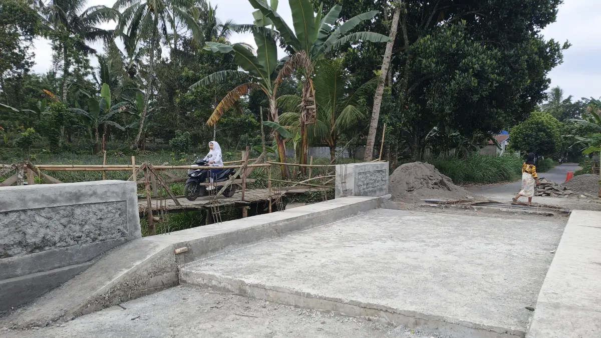 SEGERA TUNTAS: Progres pembangunan jembatan Lendang Nangka Utara yang sempat putus diterjang hujan lebat hampir tuntas. 