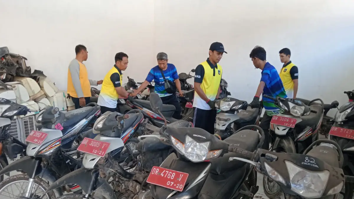Sejumlah pegawai BKAD saat mengecek kondisi kendaraan dinas pemkab Loteng yang akan dilelang, belum lama ini.