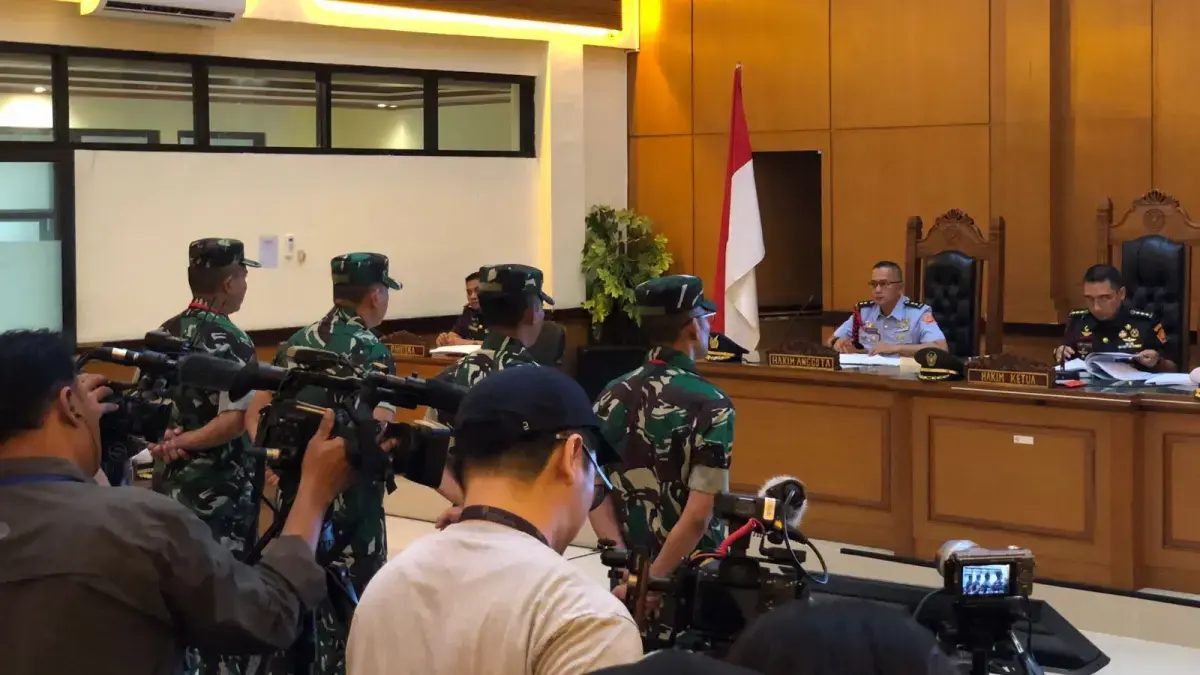 Terdakwa perkara penyiraman air keras terhadap Wakil Koordinator KontraS Andrie Yunus menjalani sidang di Pengadilan Militer II-08 Jakarta pada Rabu (29/4). (JawaPos.com)