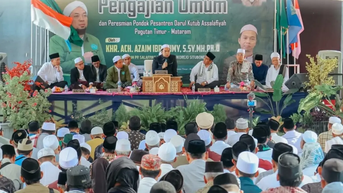 Wakil Wali Kota Mataram TGH Mujiburahman (duduk depan, dua dari kanan) saat menghadiri pengajian di Ponpes Darul Qutub Assalafiyah. (DOK. KOMINFO)