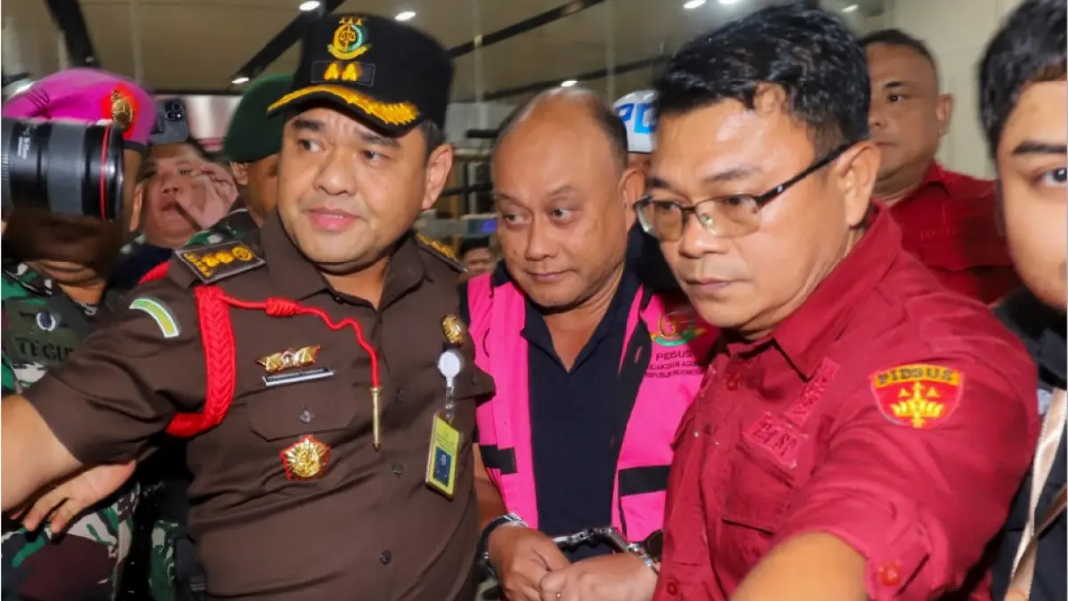 DITAHAN: Mantan Kepala Badan Gizi Nasional (BGN) Dadan Hindayana dikawal oleh petugas dari Kejaksaan Agung dan personel militer saat meninggalkan gedung Kejaksaan Agung di Jakarta untuk ditahan setelah diperiksa terkait dugaan penyelewengan dana dalam pelaksanaan program makan bergizi gratis (MBG), Rabu (3/6). (BAY ISMOYO / AFP)