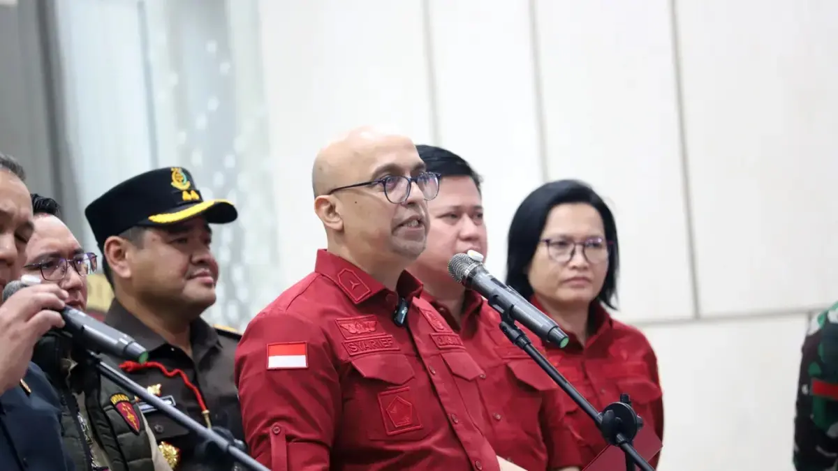 Plh Kapuspenkum Kejagung, Mochamad Jeffry mendampingi Direktur Penyidikan Jampidsus Kejagung Syarief Sulaeman Nahdi menyampaikan keterangan pers terkait dugaan korupsi tata kelola program MBG pada Badan Gizi Nasional (BGN) di Kejaksaan Agung, Jakarta, Rabu (3/6). (Dery Ridwansah/ JawaPos.com)