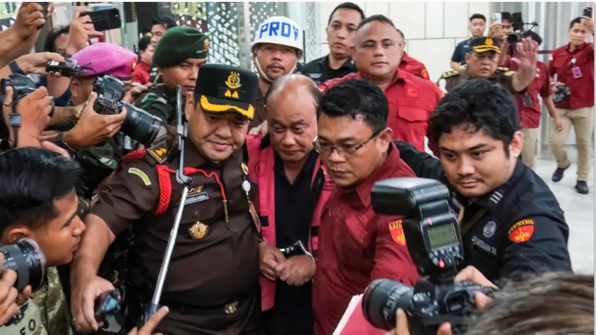 DITAHAN: Mantan Kepala Badan Gizi Nasional (BGN) Dadan Hindayana dikawal oleh petugas dari Kejaksaan Agung dan personel militer saat meninggalkan gedung Kejaksaan Agung di Jakarta untuk ditahan setelah diperiksa terkait dugaan penyelewengan dana dalam pelaksanaan program makan bergizi gratis (MBG), Rabu (3/6). (AFP)