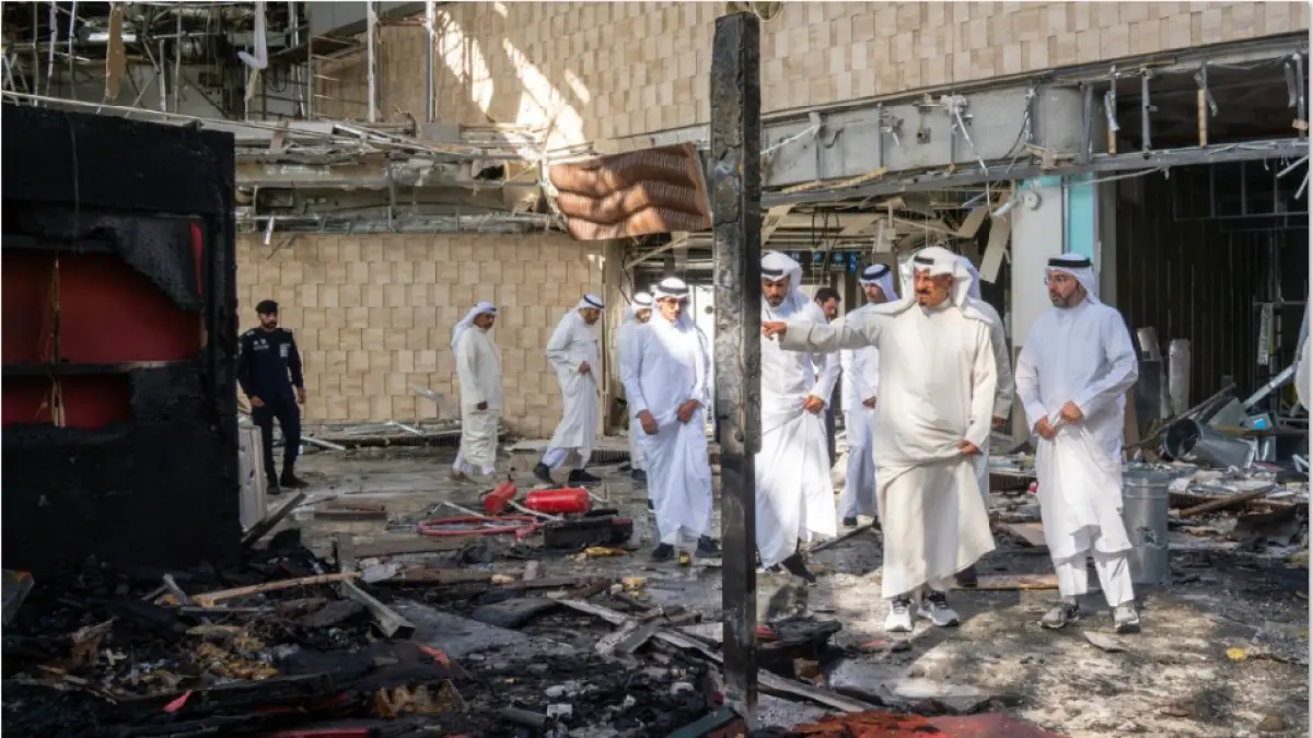 AKTIFKAN PERTAHANAN: Perdana Menteri Kuwait Sheikh Ahmad al-Abdullah al-Sabah (dua dari kanan) memeriksa bandara yang rusak setelah serangan Iran, di Kota Kuwait pada Rabu (3/6). Kuwait ikut terdampak perang AS dan Iran. (KUNA/AFP)