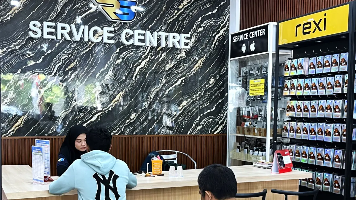 BELI PONSEL BARU: Warga Kota Mataram yang tengah membeli ponsel baru di Ricky Smartphone, Rabu (3/6). (Ferial/Lombok Post)