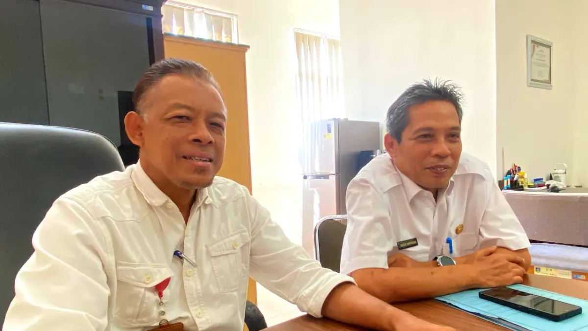 BERI PENJELASAN: Asisten III Setda Lobar Fauzan Husniadi dan Kabag Hukum Bagus Dwipayana saat memberikan keterangan kepada wartawan, Rabu (3/6). (Toni/Lombok Post)