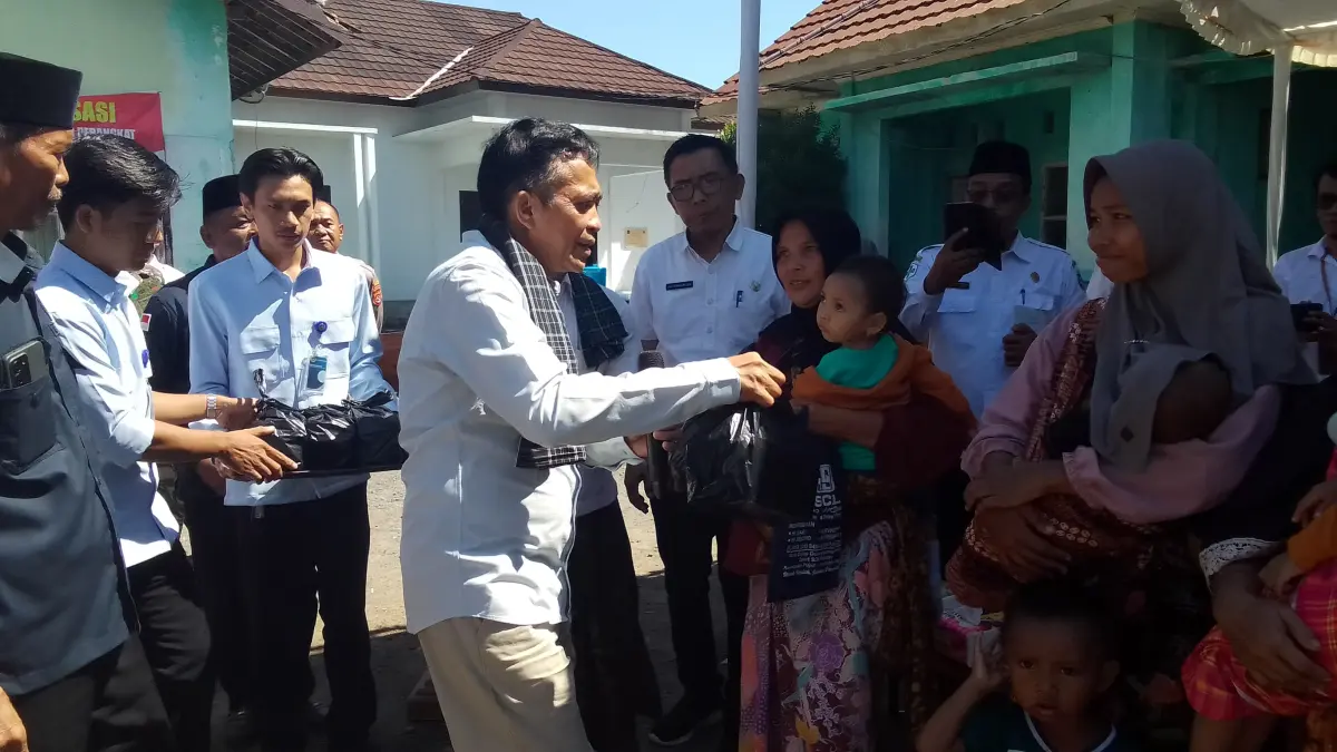 BERI SEMANGAT: Bupati Loteng H Lalu Pathul Bahri bersama jajaran Forum Mitra SPPG, tenaga kesehatan, dan para pemangku kepentingan saat meluncurkan program "Praya Timur Bebas Stunting" di Kantor Desa Kidang, Kecamatan Praya Timur, Rabu (3/6).