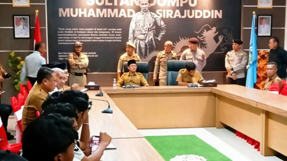 Bupati Dompu Bambang Firdaus saat menerima audiensi pemuda Dompu, Selasa (2/6).