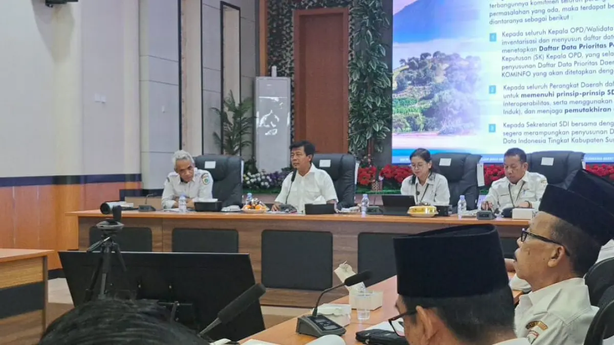 Bupati KSB Amar Nurmansyah (dua kiri) membuka Forum SDI di ruang rapat Graha Fitrah kantor bupati setempat, Rabu (3/6).