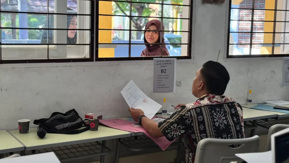 DAFTAR: Seorang calon siswa mendaftar pada SPMB SMAN 3 Mataram jalur afirmasi dan mutasi, Rabu (3/6).
