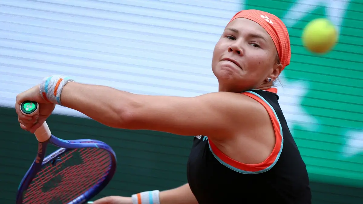 Diana Shnaider saat melawan Aryna Sabalenka di babak perempat final Roland Garros 2026. (Foto AFP) 