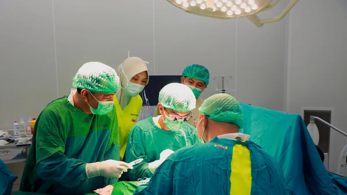 Direktur RSUD H. Moh. Ruslan Kota Mataram dr. Eka Nurhayati (berjilbab) turut mengawasi secara langsung pelaksanaan tindakan Sperm Retrieval perdana di NTB yang dilakukan tim Lombok IVF RSUD H. Moh. Ruslan Kota Mataram. (DOK. RSUD RUSLAN)