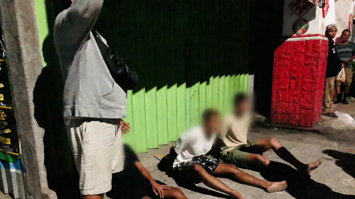 DIRINGKUS: Para pengedar sabu ditangkap tim Satresnarkoba Polresta Mataram, Rabu (3/6) dini hari. (HARLI/LOMBOK POST)

