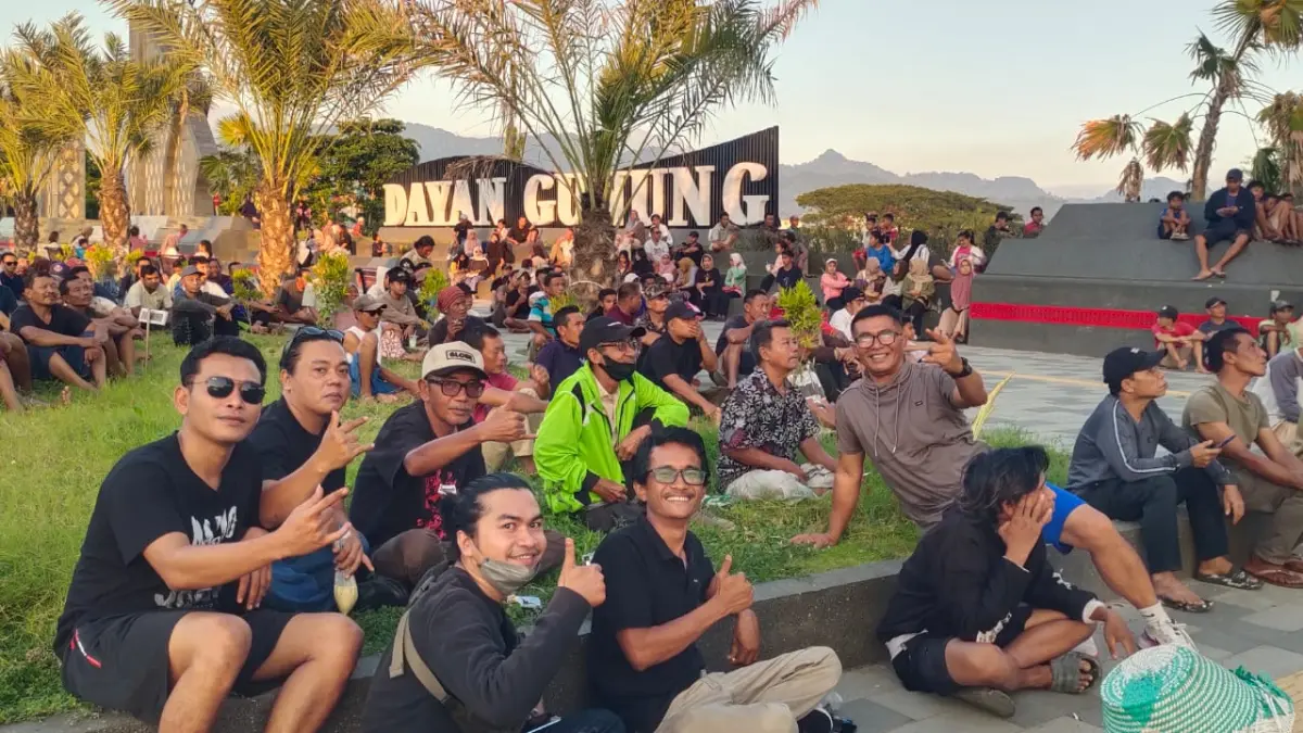 DUKUNGAN DARI JAUH: Warga Lombok Utarw ikut nobar laga PS Daygun vs Persikotas Tasikmalaya melalui videotron di alun-alun setempat.