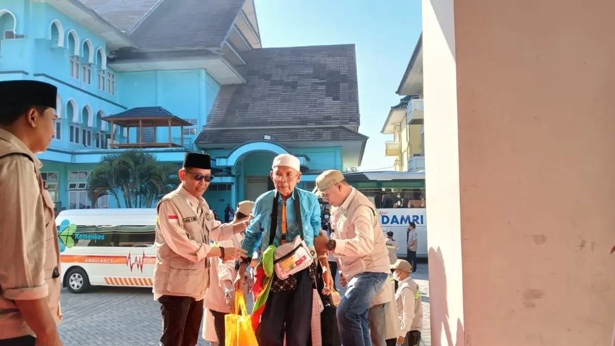Jemaah haji Kloter 2 asal Lombok Tengah, saat tiba di Aula BIR ALI II Asrama Haji Embarkasi Lombok, Rabu (3/6). (Kanwil Kemenhaj NTB For Lombok Post).