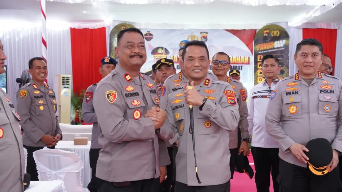 Kapolda NTB Irjen Pol. Kalingga Rendra Raharja salam komando dengan salah satu pejabat Polres Sumbawa dalam kunjungannya Kamis (4/6).