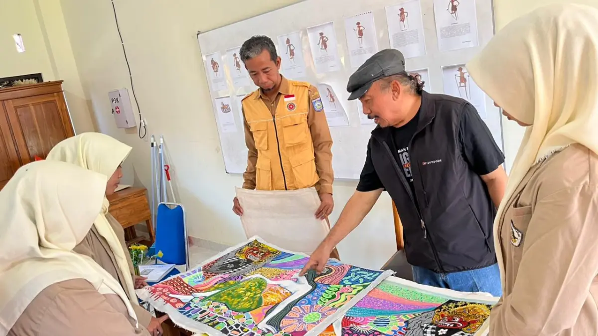 KARYA SISWA: Pelukis senior sekaligus akademisi I Gusti Lanang Putra melihat karya seni rupa siswa SMAN 8 Mataram di sekolah setempat, Rabu (3/6).

