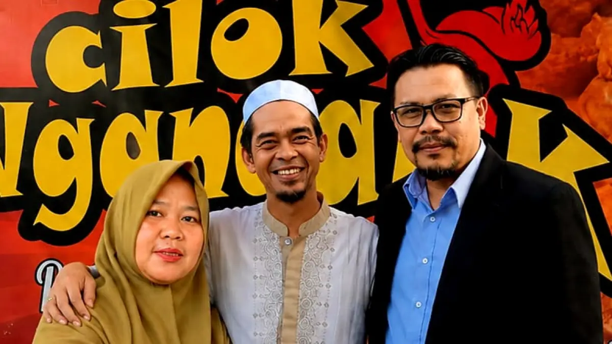 KAWAL LEGALITAS UMKM DESA: Sahril (kanan) bersama H Sumaidi dan Hj Marisa pengusaha Cilok Ngangak Dusun Kapek, Desa Gunungsari.