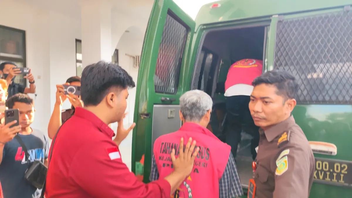 Kejari Loteng tetapkan empat orang tersangka dugaan kasus korupsi pengadaan barang dan jasa dump truk dan arm roll pada DLH Loteng tahun 2021, Rabu (3/6). (Dewi/Lombok Post) 