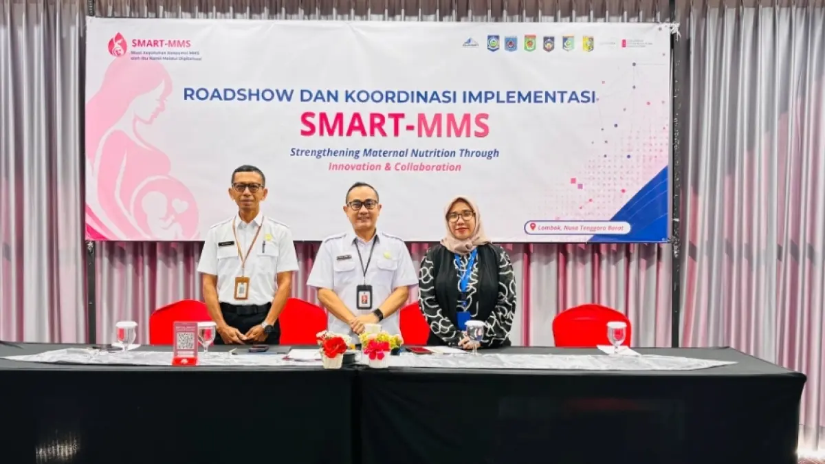 Kepala Dinas Kesehatan Kota Mataram dr. Emirald Isfihan (tengah) saat berkolaborasi dengan SMART MMS dalam mencegah stunting. (DOK. DIKES)