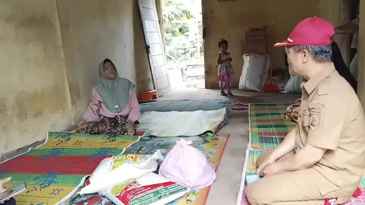 Kepala Dinas Sosial Loteng Masnun (pakai topi) mengunjungi Murnah yang mengalami penyakit dan terkendala jaminan sosial di Dusun Kumbak Dalem, Desa Setiling, Batukliang Utara, Loteng, Selasa (2/6). (Dewi/Lombok Post) 