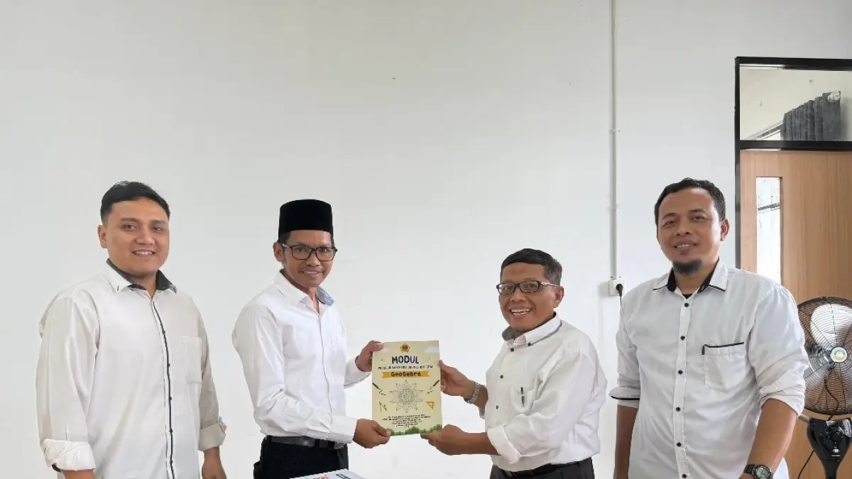 Kepala SRMA 38 Lombok Timur menerima modul penggunaan media geometri digital dari Tim Pengabdian Program Studi Matematika FMIPA UNRAM.