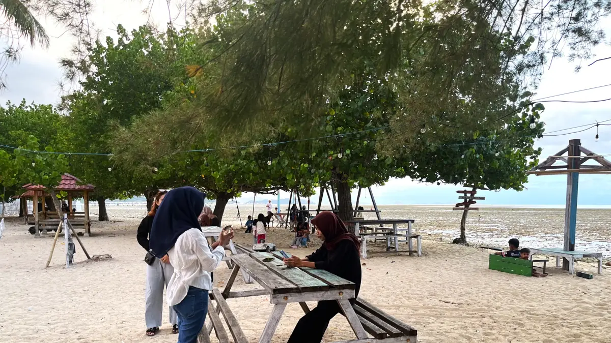 LIBURAN: Sejumlah wisatawan lokal yang tengah berlibur di Pantai Mutiara di Pulau Kaung, Kecamatan Buer, Sumbawa, bulan lalu. (Ferial/Lombok Post)