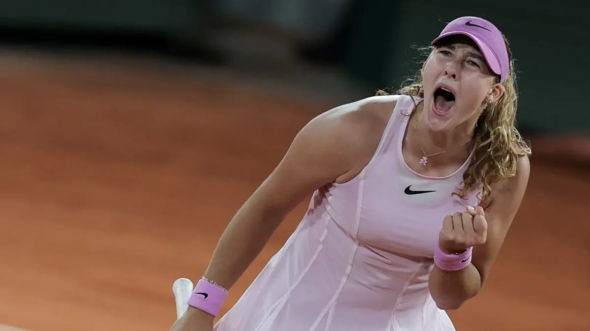 Mirra Andreeva melaju ke final Roland Garros 2026 usai menghentikan 17 kemenangan beruntun Marta Kostyuk dalam dua set. (Foto AFP)