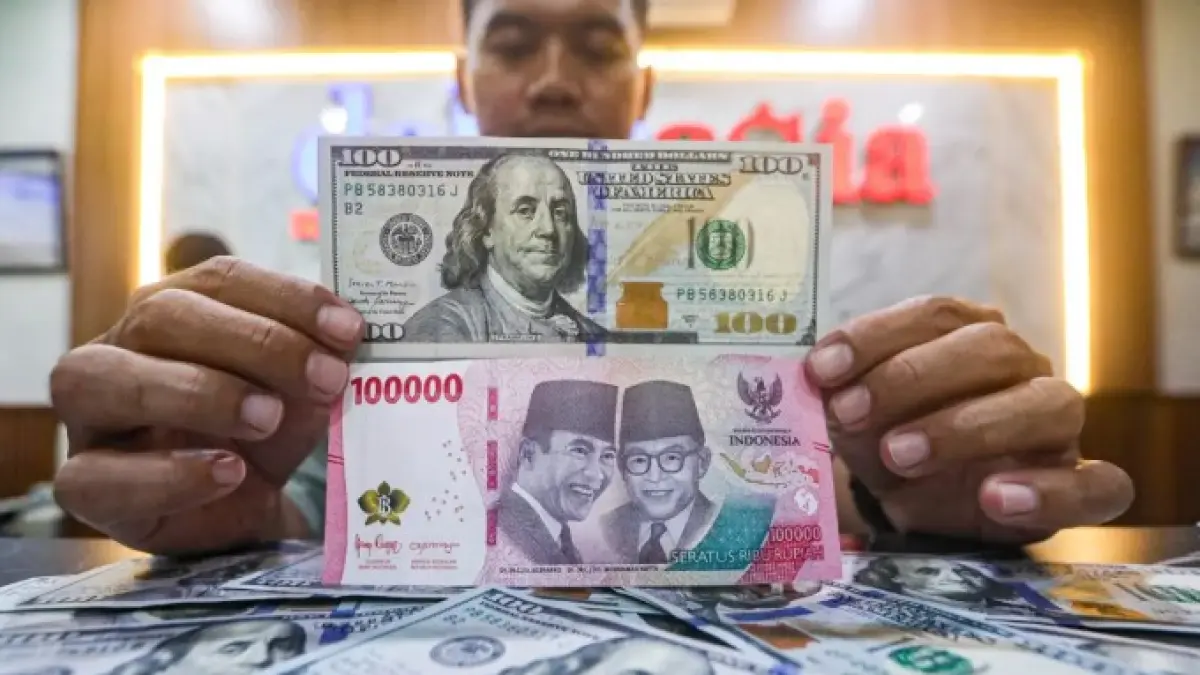 Karyawan menghitung uang pecahan rupiah dan dolar Amerika Serikat (AS) di gerai penukaran mata uang asing Dolar Asia, Jakarta, Selasa (12/5/2026). Nilai tukar rupiah terhadap dolar AS ditutup melemah pada akhir perdagangan, Selasa (12/5/2026). (Salman Toyibi/Jawa Pos)