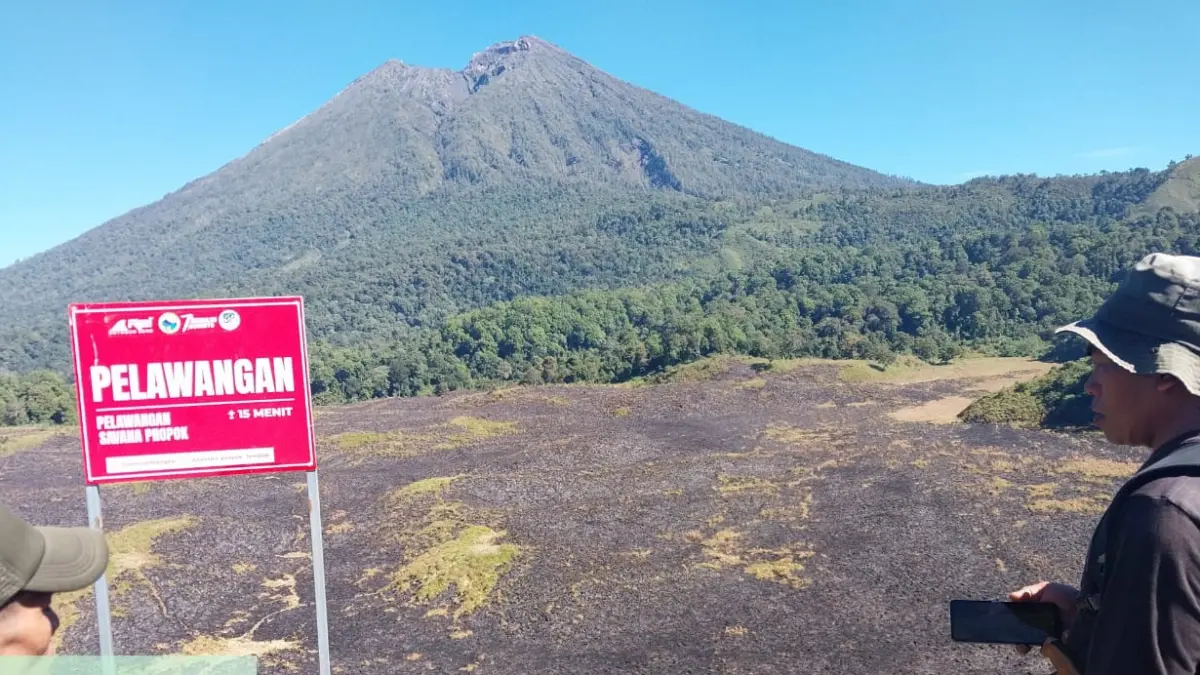 PADAMKAN: Tim gabungan dari berbagai instansi terkait saat memadamkan api di savana Provok yang terbakar sejak Selasa (2/6).