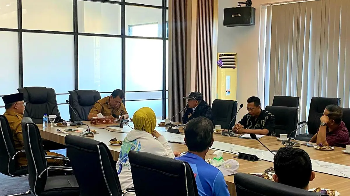 PERTANYAKAN KEJELASAN: Ketua KONI Lobar dan pengurus Cabor saat berdialog dengan Pj Sekda Lobar Ahmad Saikhu dan Kadisparekraf Lobar Agus Gunawan. (Toni/Lombok Post)