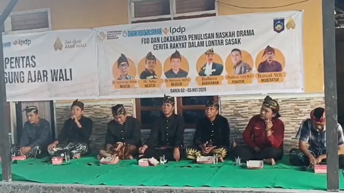 Peserta program revitalisasi sastra lisan Sasak mengikuti kegiatan pelestarian budaya di Desa Darek, Praya Barat Daya, Lombok Tengah.