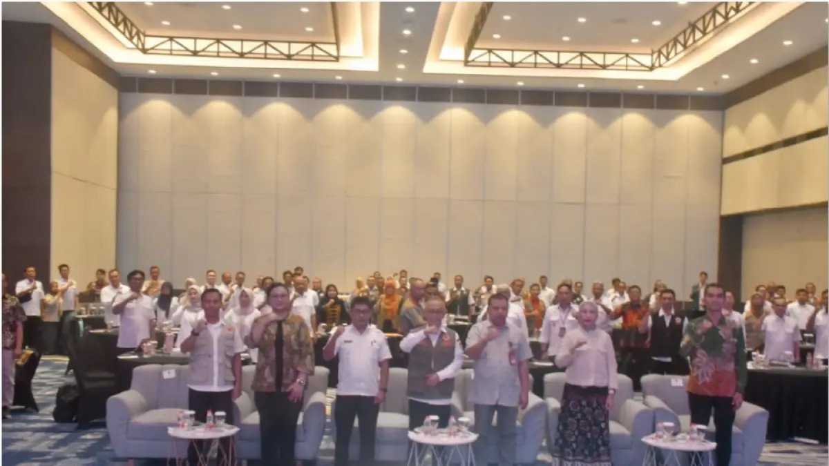 RISIKO BENCANA: Sekda Provinsi NTB Abul Chair (tengah) saat membuka Lokakarya Standar Pelayanan Minimal Berbasis NSPK Sub Urusan Bencana Tingkat Kabupaten/Kota di Mataram, Rabu (3/6). (DISKOMINFOTIK NTB/LOMBOK POST)